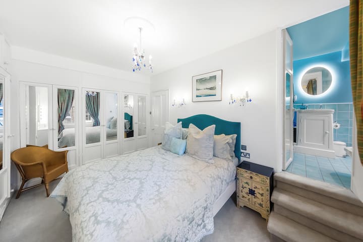 חדר שינה אחורי בקומה העליונה (השנייה) עם כניסה לחדר רחצה צמוד מימין