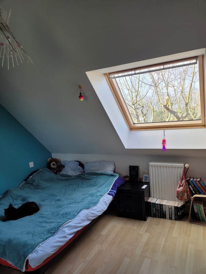 樓上有雙人牀的第一間臥室