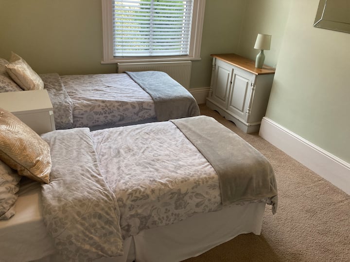 Ორადგილიანი საძინებელი, უჯრებითა და გარდერობით