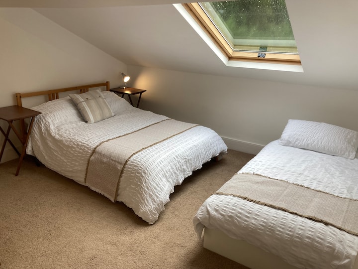 Საოჯახო საძინებელი გარდერობით - საშხაპისა და ცალკემდგომი აბაზანის მოწყობა.