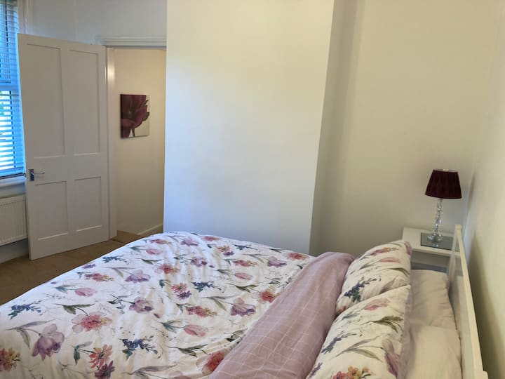 Მთავარი საძინებელი საგარდერობო ოთახითა და ფლიგელით