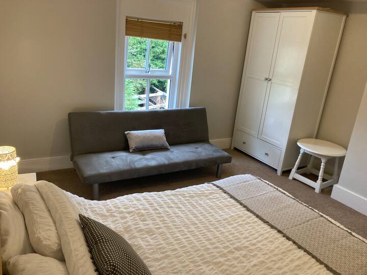 Ორადგილიანი საძინებელი - დასაჯდომი სივრცითა და გარდერობით