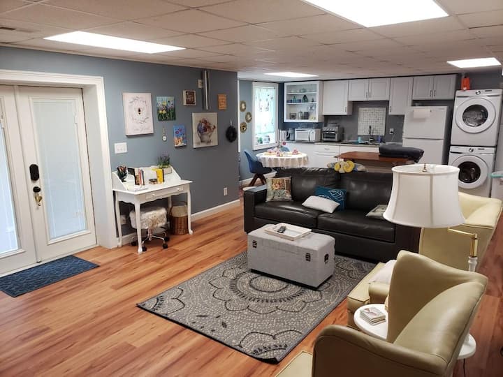 Ooh La La Serene Private Basement Apt! - Pilot Mountain, NC