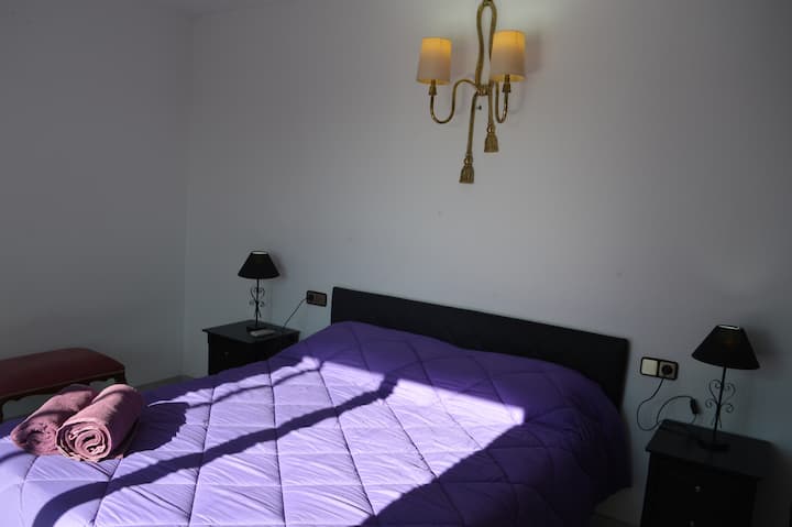 Schlafzimmer mit Doppelbett in der Suite im Obergeschoss