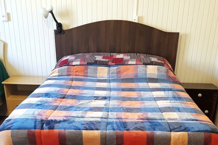 A房间A ，两张床的头部都有2名安静的仆人和插座。