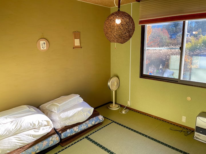 お布団を2つのご用意がございます。