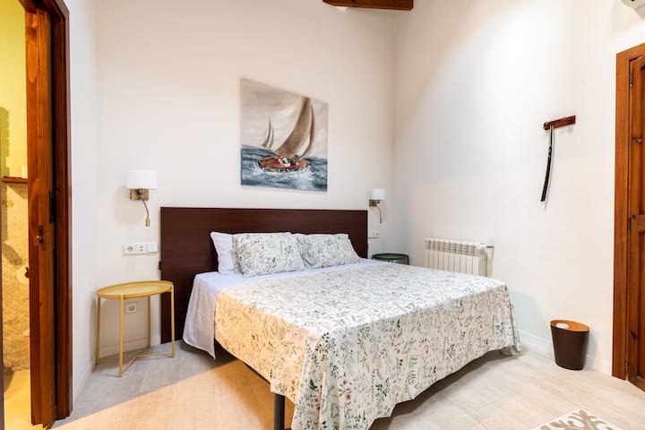 Chumba cha 2 cha kulala; mpangilio wa vitanda viwili (badala yake unaweza kuchagua vitanda viwili vya mtu mmoja vilivyowekwa)