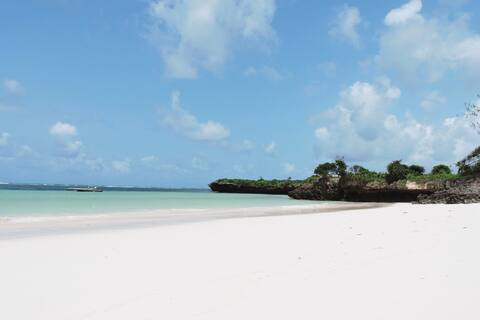 Wesa house - Large private beachfront Villa & pool