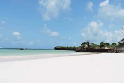 Wesa house - Large private beachfront Villa & pool