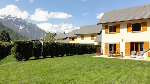 Airbnb performant: House for 6 people with garden, garage for bicycles à Le Bourg D'oisans