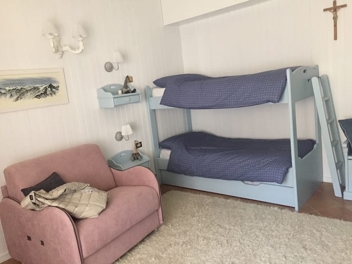 Dormitorio de la planta baja - 1 litera 2 asientos + 1 sillón cama