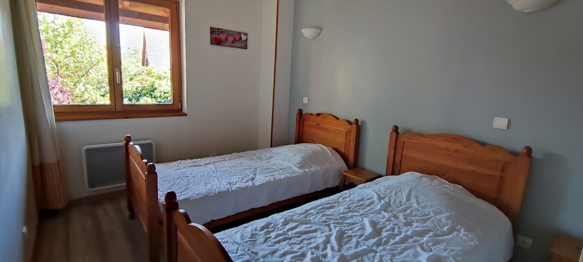 Chambre 2 lits matelas 90 x 190 cm (couettes 200 x 200 cm)