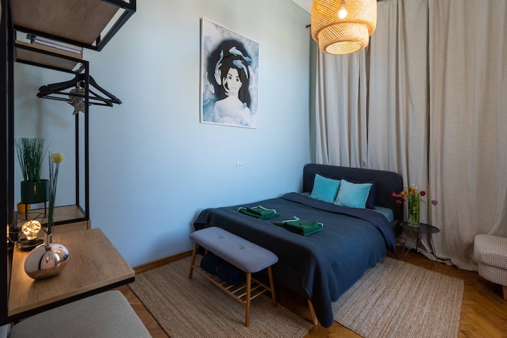 חדר השינה הקטן הוא המקום השקט שבו תוכלו לנוח בנעימים אחרי יום ארוך בעיר.  מול החצר הפנימית, חדר השינה הזה מציע את השלווה הנחוצה למנוחה טובה. 