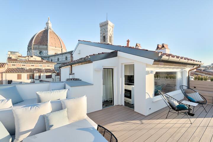 Enjoy a Boutique Penthouse Near the Duomo gallery image 2