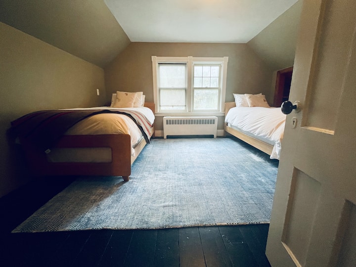 Dormitorio del segundo piso: dos camas individuales, muebles Heywood-Wakefield