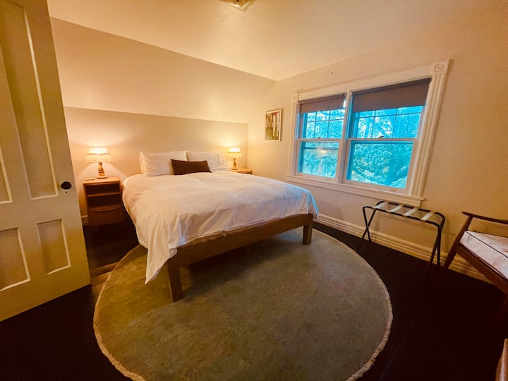Dormitorio del segundo piso: cama tamaño queen