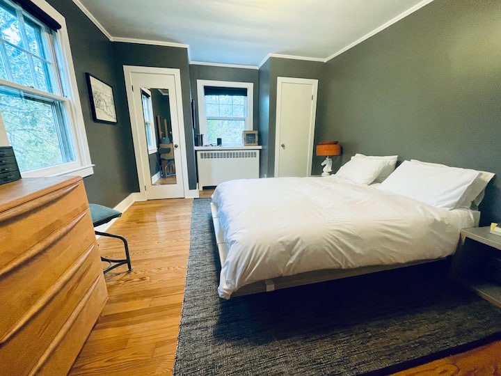 Dormitorio del primer piso: cama queen