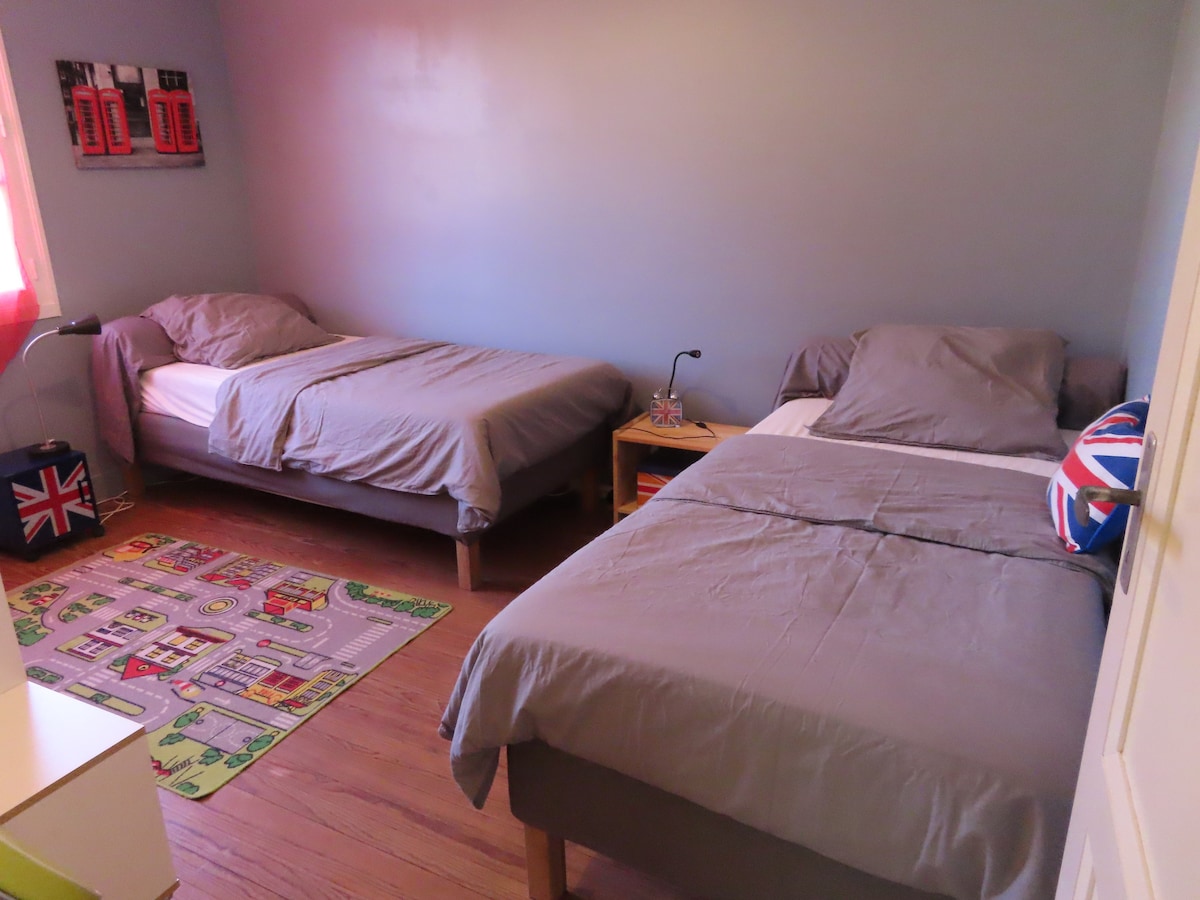 Camera 'bambini'.
È adattabile in 2 letti singoli di 90x200 o 1 letto matrimoniale 'king size'  di 180x200.