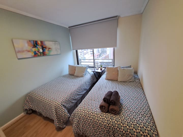 Chambre pour deux personnes avec rideau black out et placard complet