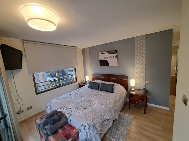 Chambre principale super lumineuse avec rideaux black out et un agréable balcon pour prendre quelque chose de riche en regardant la ville
