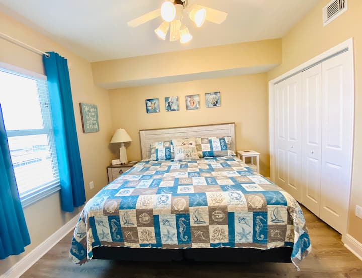 Master има нов под,  добър размер килер с 2 поставки за багаж, а и двете нощни шкафчета имат USB зарядни устройства 