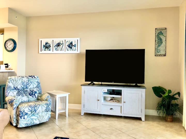 Нов 55- инчов 4K Vizio  Streaming TV.  Също така вграден към стойката за телевизор има контакт за HDMI , захранване 115V и USB, лесно свързване към вашето Apple или противопожарно устройство. Нямате устройство, просто използвайте дистанционното управление на телевизора, за да използвате приложенията за смарт телевизори.