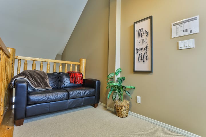 Chumba cha kulala kwenye ghorofa ya juu kina kitanda 1 cha Malkia na ufikiaji wa roshani