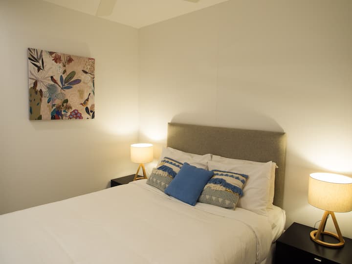 Troisième chambre avec lit Queen Size, placards intégrés miroir avec espace de rangement pour les sacs, ventilateur de plafond et climatisation.