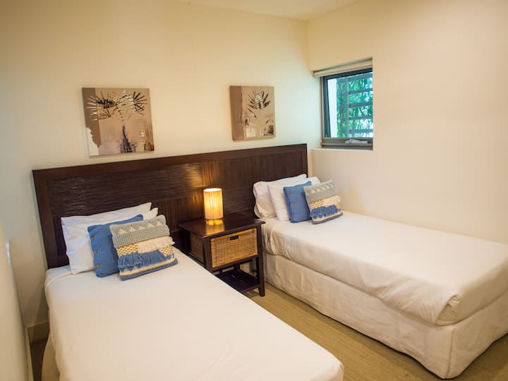 Deuxième chambre attenante avec lits jumeaux - armoires intégrées au miroir avec bagagerie, climatisation et ventilateur de plafond.

** Lit King Size par défaut - n'hésitez pas à nous contacter lors de la réservation si vous souhaitez plutôt des lits jumeaux.