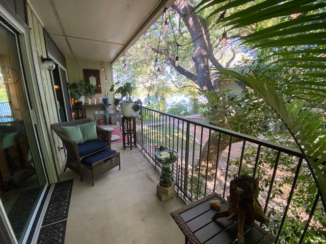 Exquisite Condo on Lady Bird Lake – Lake View gallery image 2