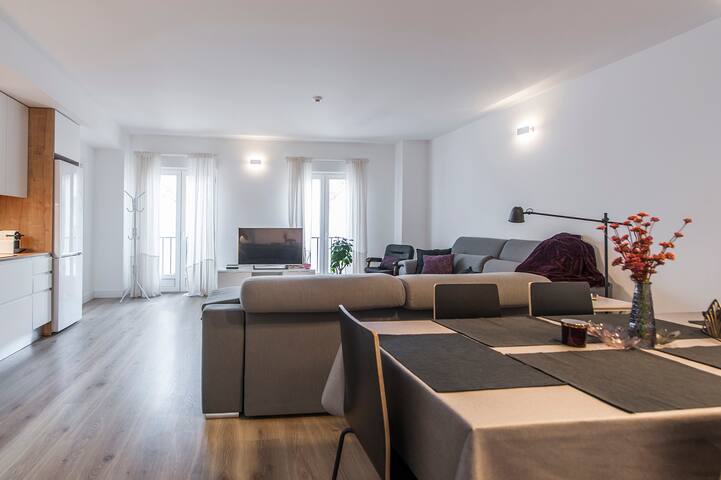 HELLENHOST: Stunning Apartment in Gran Vía- Madrid gallery image 4