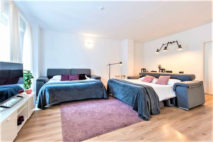 HELLENHOST: Stunning Apartment in Gran Vía- Madrid gallery image 2