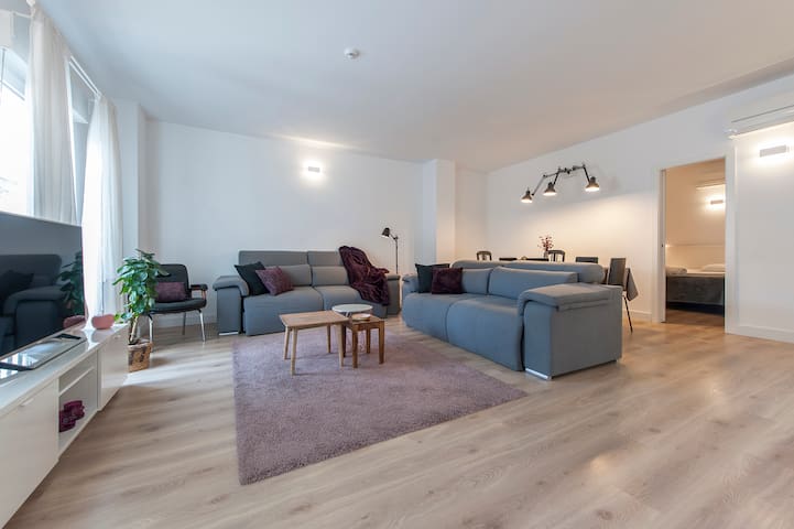 HELLENHOST: Stunning Apartment in Gran Vía- Madrid