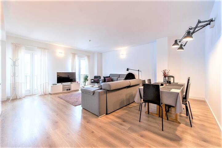 HELLENHOST: Stunning Apartment in Gran Vía- Madrid gallery image 3