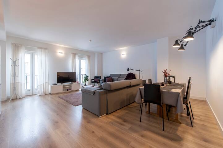 HELLENHOST: Stunning Apartment in Gran Vía- Madrid gallery image 5