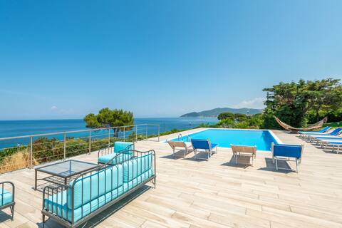 Villa Gioia with infinity pool overlooking the sea