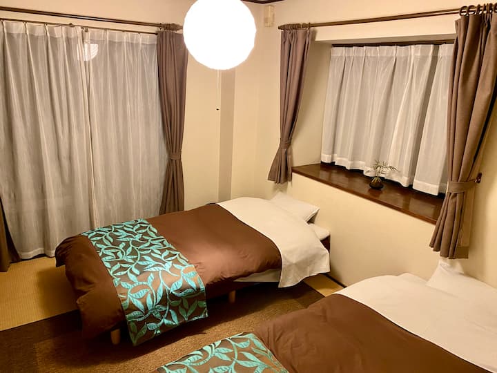 & Twin (2 personnes)
Chambre avec lit Tatami (2)