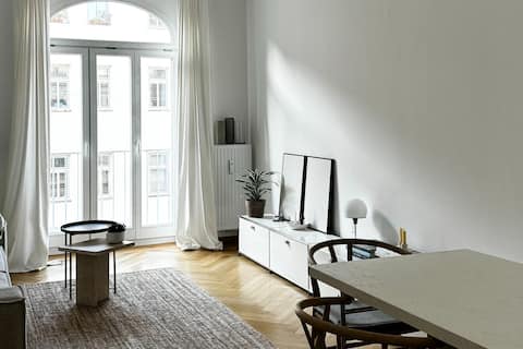 Leistungsstarkes Airbnb: Charming designer apartment in Josephsplatz