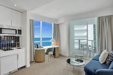 Fontainebleau Junior Suite | Balcony View, Jacuzzi