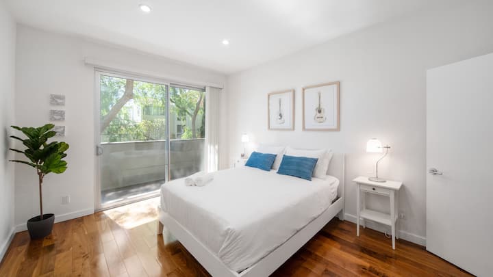 第二间卧室配备一张标准双人床，可通往阳台