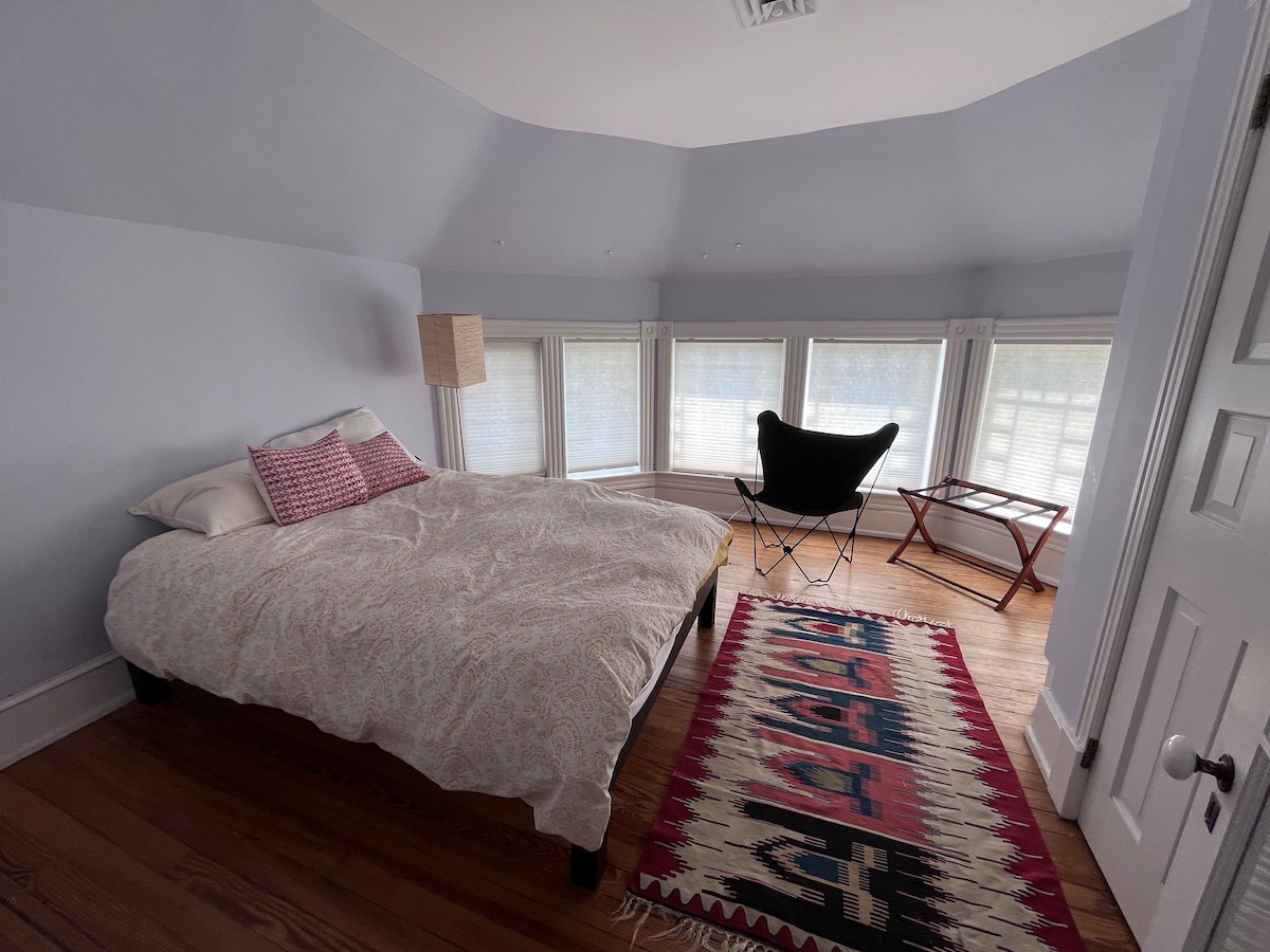 Chumba cha kulala cha kupendeza chenye kitanda cha ukubwa kamili.