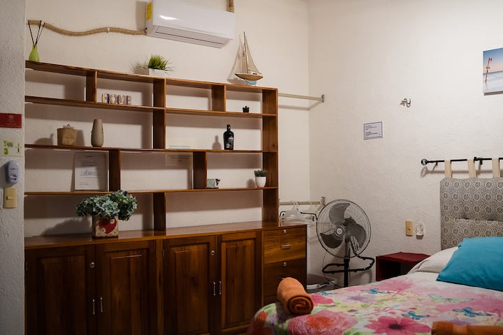 Mueble y repisa de recámara, con aire acondicionado.