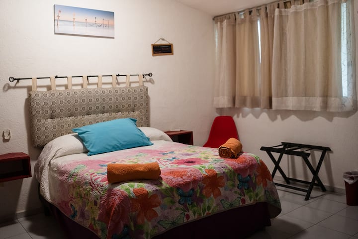 Cama matrimonial, cama adicional tamaño matrimonial, aire acondicionado, ventilador de techo y Smart TV - Queen-size bed, additional queen-size bed, AC, ceiling fan, and Smart TV