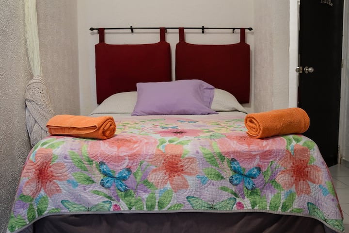 Cama matrimonial, hamaca, AC, ventilador de techo y Smat TV: cama tamaño queen, hamaca pequeña, aire acondicionado, ventilador de techo y televisor inteligente.