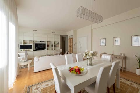 Luxury apartment in the center and near the sea