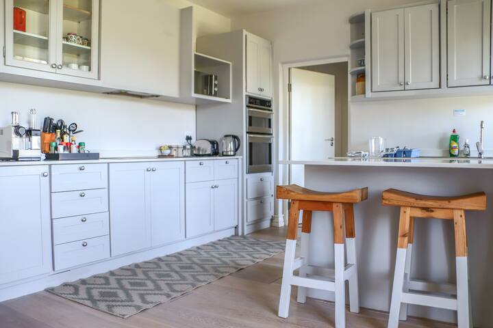Spacious guest suite Constantia-Full Solar back-up gallery image 5