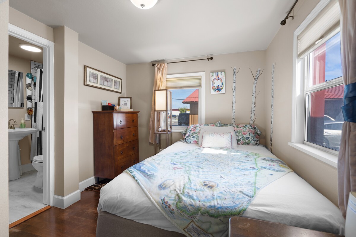 Naša svetlá a vzdušná východná spálňa s manželskou posteľou Queen a sortimentom vankúšov na zabezpečenie pohodlného nočného spánku.