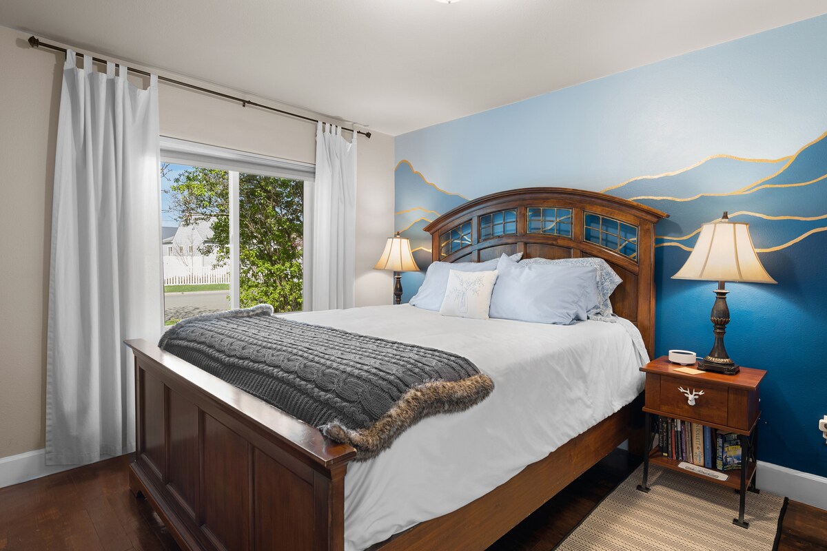 Západná spálňa s luxusnou manželskou posteľou a mäkkou, pohodlnou posteľnou bielizňou, ako aj štyrmi vankúšmi rôznej pevnosti, takže určite nájdete ten, ktorý vám vyhovuje!