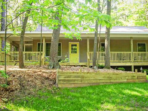 Hilltop Cottage in Pentwater Village