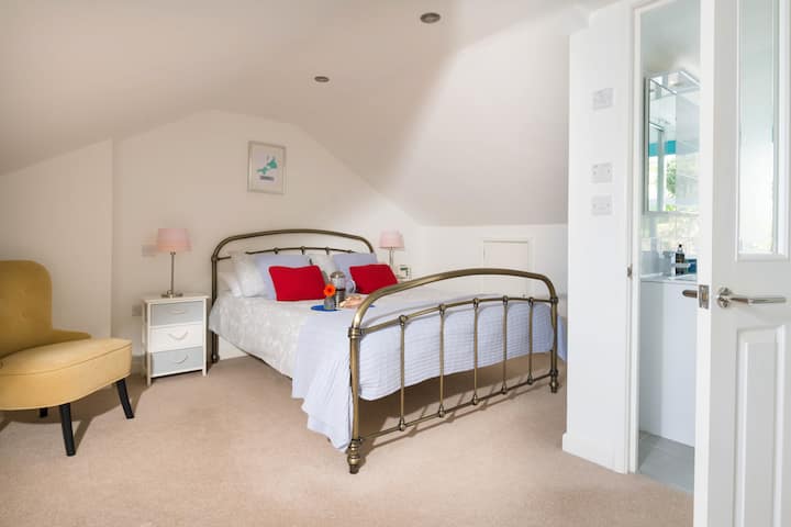 Loft bedroom with en-suite shower room
